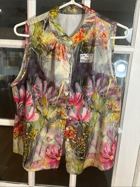 O32.    Sleeveless Floral Button-Front Blouse in Pink & Green